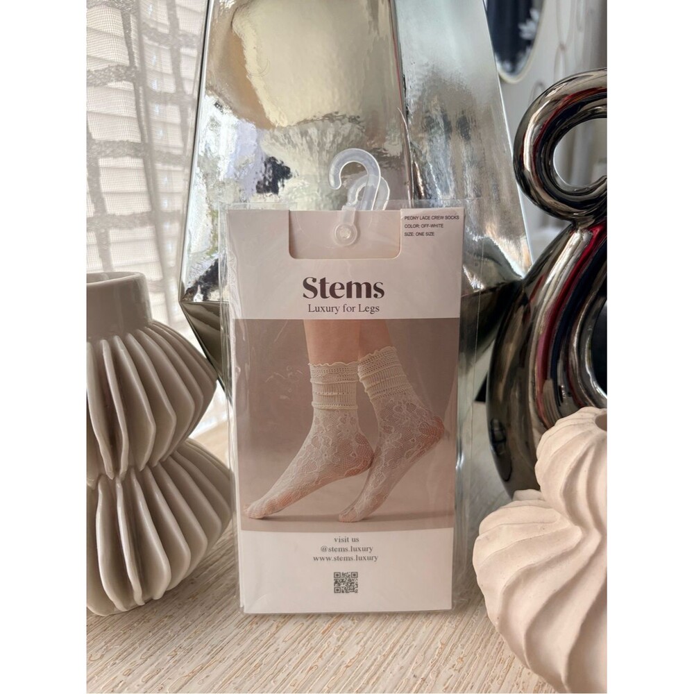NWT Stems Peony Lace Crew Socks